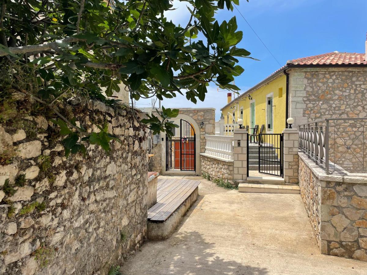Mpolanos Guesthouse Himare Exterior photo